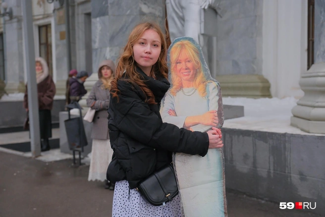 На концерт Маргарита пришла не одна, а с картонной Екатериной Мизулиной | Источник: Василина Любимова / 59.RU