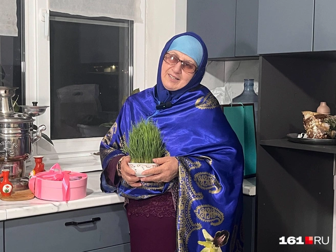 Женщина в национальном костюме с сэмэни в руках | Источник: Ксения Могильницкая / 161.RU