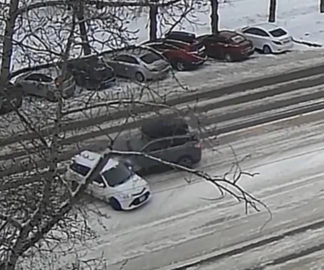 Кадр из видео, запечатлевший момент столкновения | Источник: City-n.ru