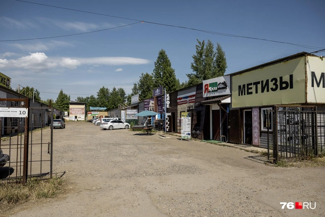 Среди торговых павильонов и магазинов можно найти небольшие кафе | Источник: Александр Куренной / 76.RU