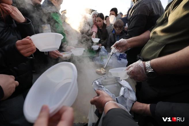 «Сильно хотели кушать»: волгоградцы поели каши и чуть не подрались за уху — видео | Источник: Алексей Волхонский / V1.RU