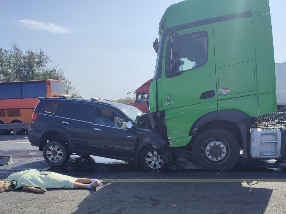 На трассе под Шахтами внедорожник влетел под грузовик. Водитель погиб на месте 