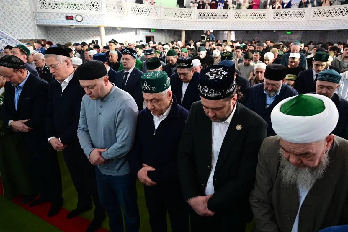 Опубликованы фото из крупнейшей мечети Уфы — вот как мусульмане празднуют Ураза-байрам 