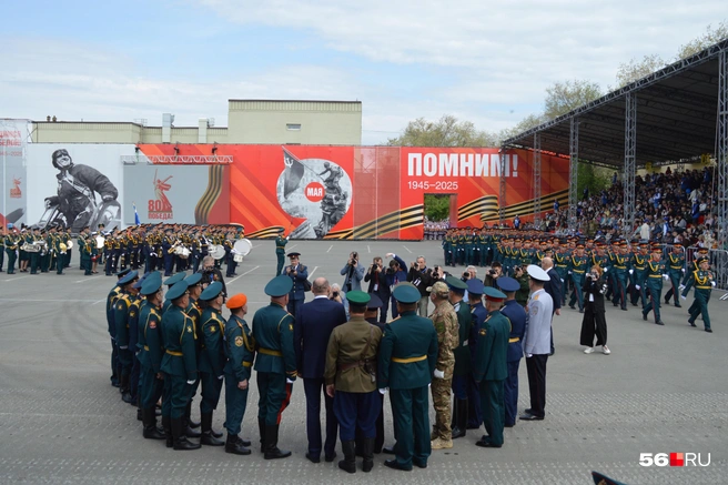Общее фото Евгения Солнцева с военными | Источник: Анастасия Баринова / 56.RU