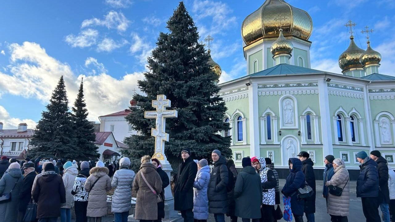 «Три часа стояли в очереди, но это того стоит»: зачем челябинцы идут к мощам Николая Чудотворца