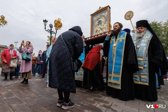 Горожане пришли поприветствовать древнюю святыню | Источник: Алексей Волхонский / V1.RU
