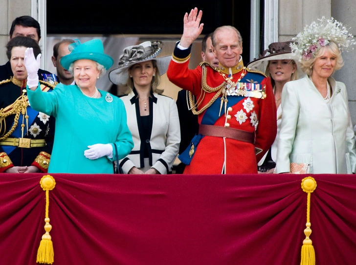 От Дианы до Кейт Миддлтон: самые яркие «балконные» кадры Trooping The Colour