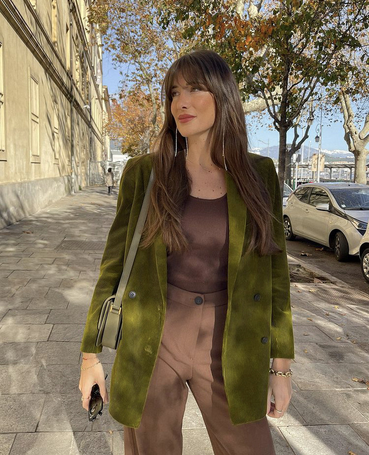 Замшевый пиджак — нарядная альтернатива классике: доказывает француженка Жюли Феррери