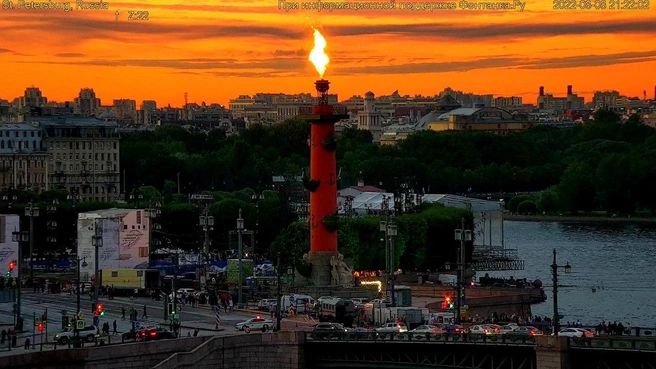 Без праздника, но с огоньком. В Петербурге зажгли Ростральные колонны | Источник: Кадр супервидовой веб-камеры