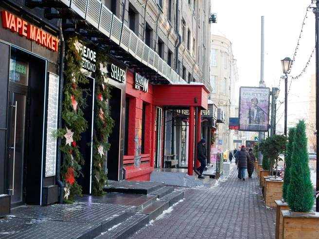 Предприниматели также участвуют в украшении города, оформляя входы в свои заведения | Источник: Андрей Бортко / NGS.RU