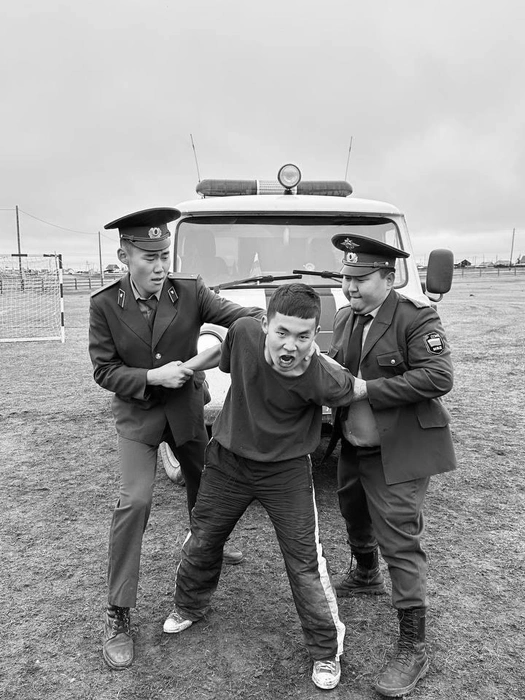 Исполнитель главной роли Эрхан Слепцов — молодой актёр якутского кино, известный своими ролями в фильмах «Кыталыктаах кырдалым», «Чума», «Абааhы» и теперь уже «Айхал» | Источник: Дьулусхан Андросов