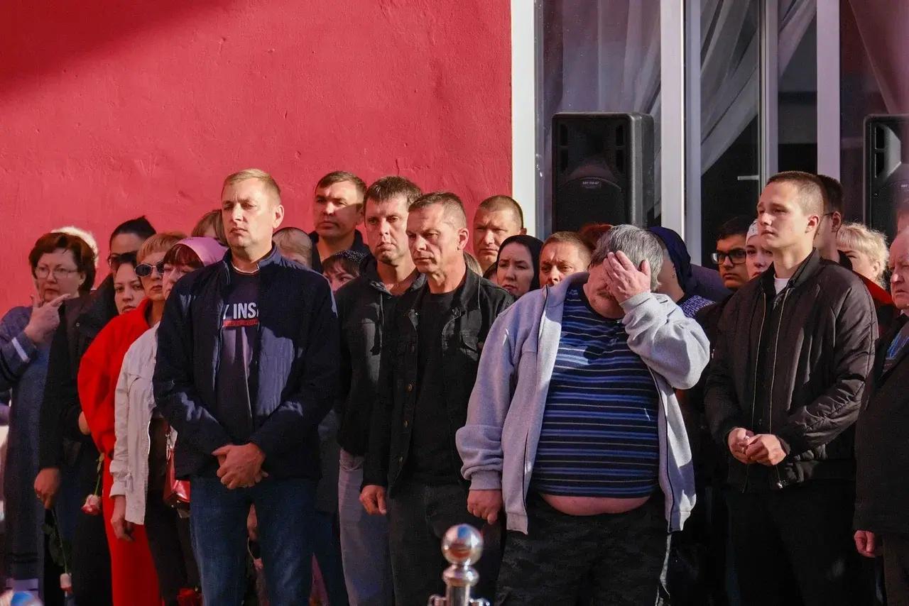 Не верил в смерть жены до последнего. Как Стерлитамак прощался с тремя сестрами, погибшими при пожаре в торговом центре