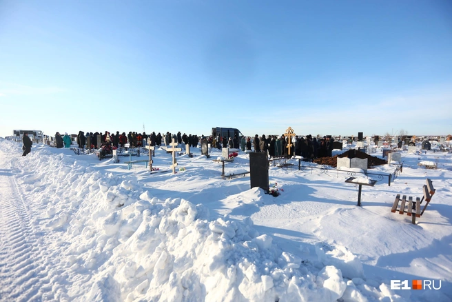 Прогулка завела молодого человека на кладбище, где ему отморозило конечности | Источник: Владислав Лоншаков / E1.RU