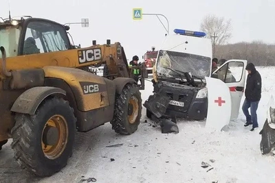 Медика зажало в машине скорой после удара трактора