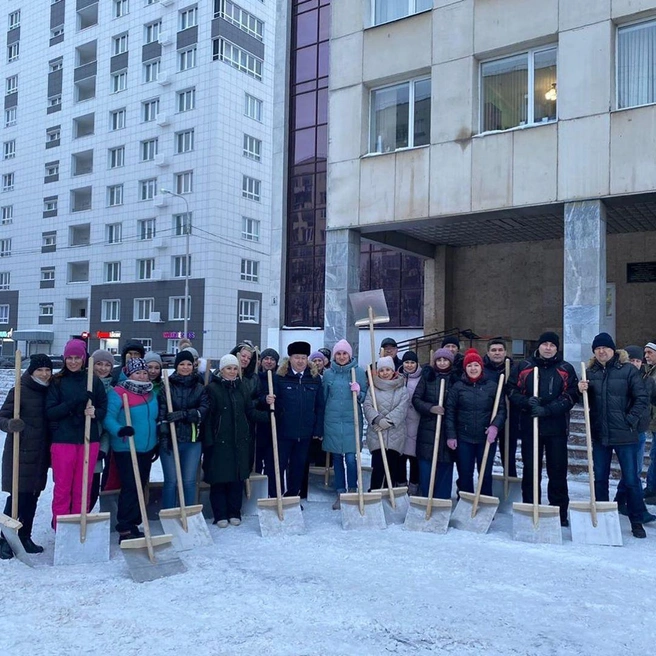 Чиновники городской и районных администраций вышли чистить снег | Источник: instagram.com / ulfatmustafin