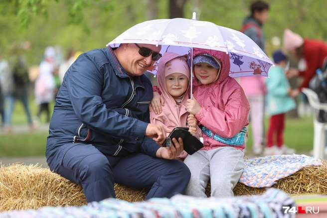 Дорогие папы! Желаем, чтобы в вашем доме как можно дольше звенел детский смех. Все остальное легко уладить с помощью зонта | Источник: Илья Бархатов / 74.RU
