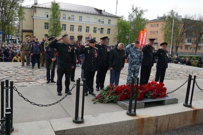 Росгвардейцы возложили цветы к Могиле Неизвестного солдата в Пскове