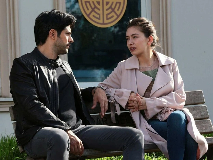 Поклонники дизи до сих пор не могут простить Хилал Сарал за то, какой финал получил сериал «Черная любовь». | Источник: Кадр из сериала «Черная любовь»