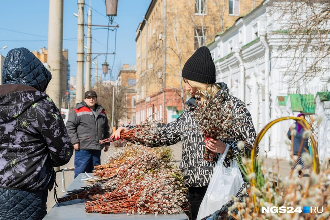 Возле Покровского собора вовсю продают вербу  | Источник: Елена Васильева / NGS24.RU