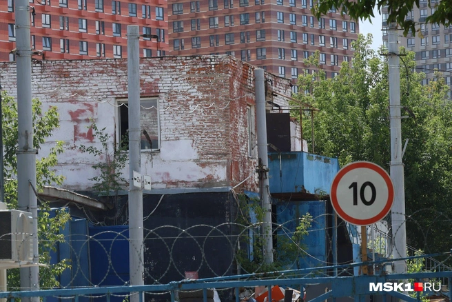 Площадка скрыта за ключей проволокой | Источник: Артем Устюжанин / MSK1.RU