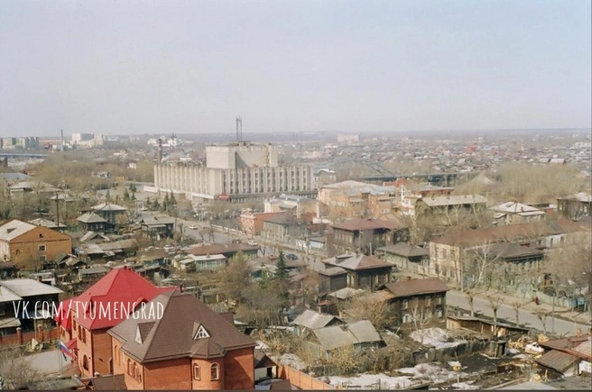 Узнали? Это улица Осипенко весной 2001-го. Да, сейчас она выглядит совершенно иначе | Источник: А.&nbsp;В.&nbsp;Пляшков, Тюмень до нашей эры / Vk.ru