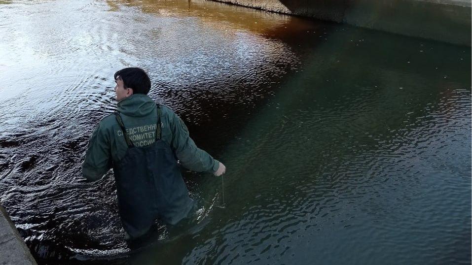 Рыбак выпал из моторной лодки в Архангельской области