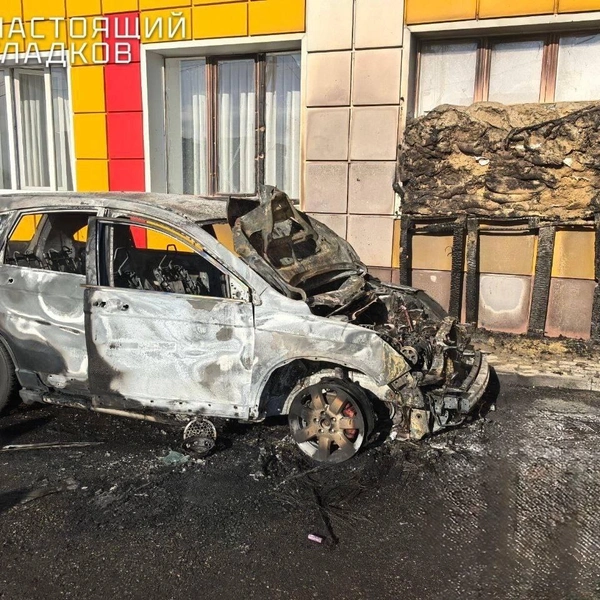 Сгорело авто, повреждены частные дома и административные здания | Источник: Настоящий Гладков / Telegram