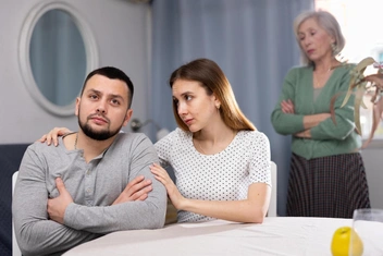 «После смерти отца мама вторгается в нашу с мужем жизнь — он даже сгоряча сказал, что уйдет, если так будет продолжаться»