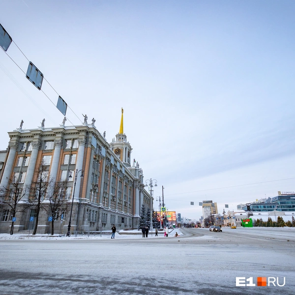 На главной площади города есть немного пешеходов | Источник: Владислав Лоншаков / E1.RU