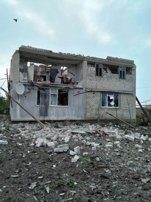 Последствия массированной атаки беспилотников на село Новогоровка в ЛНР 13 мая. Повреждены четыре жилых дома и остекление в районной больнице | Источник: Евгений Балицкий / max.ru