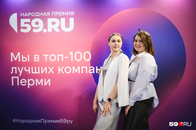 Знаете, почему улыбаются эти девушки? Они делают классное дело — учат детей плавать в центре осознанного плавания Baby Shark | Источник: Андрей Чунтомов