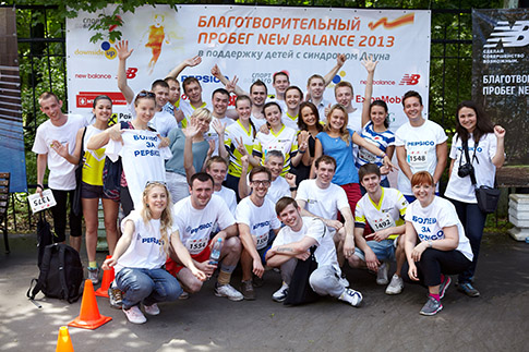 Участники благотворительного забега New Balance в 2013 году