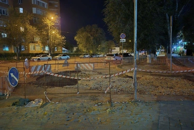 У волгоградской поликлиники снова вырыли огромную яму