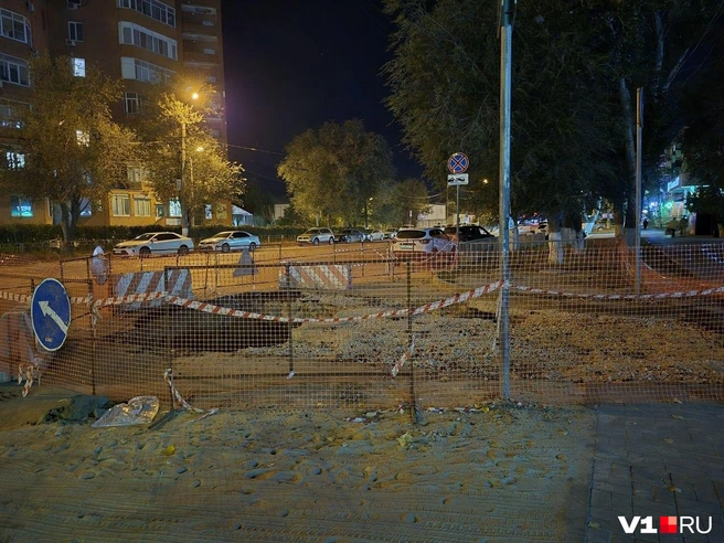 Дорогу к жилому дому и боковому входу в поликлинику вновь перегородили | Источник: Читатели V1.RU