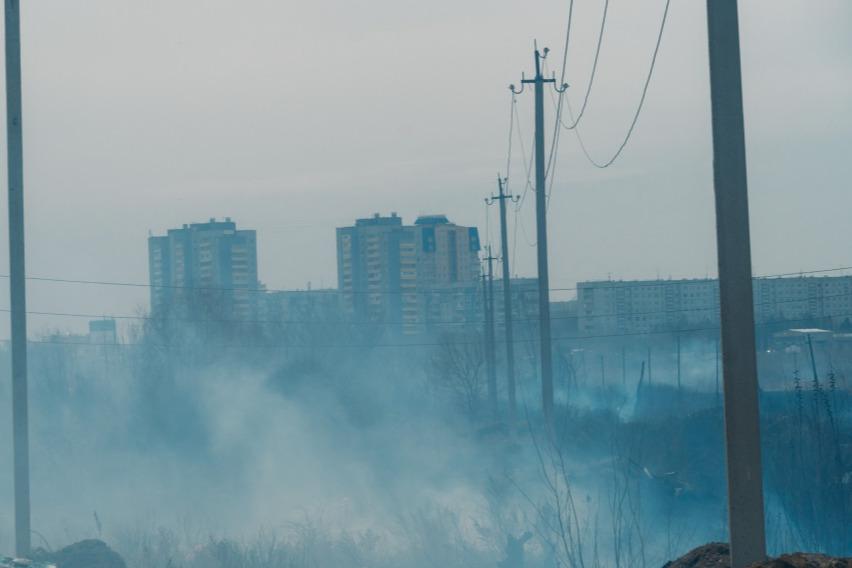 Город в дыму. The дым Омск. Город ранним утром. Летние пожары 2010 года. Омск 17 апреля