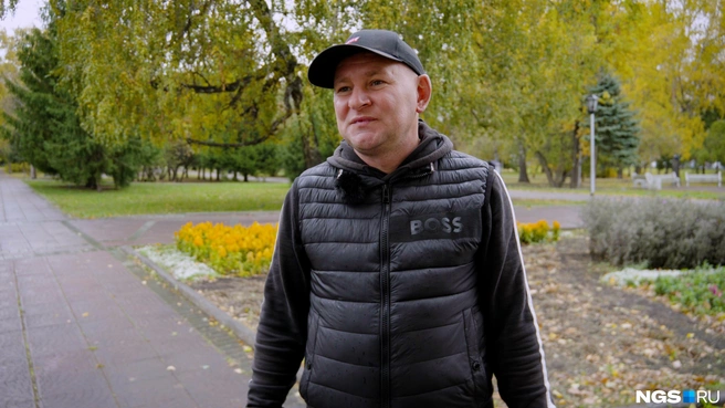 В последнее время за бесплатной едой в сквер приходят в основном обычные пенсионеры, а не бездомные, говорит сооснователь «Дома милосердия» | Источник: Антон Дигаев / NGS.RU
