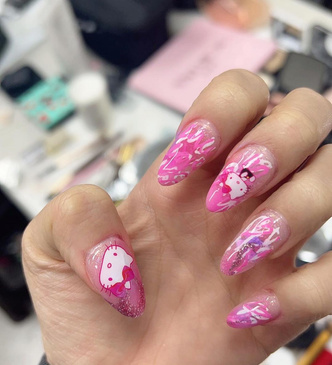 Маникюр с Hello Kitty: самая милая идея дизайна ногтей от Джису из BLACKPINK 🥰