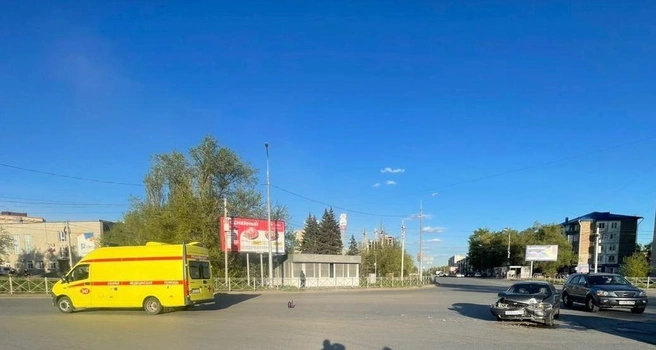 Судя по фото, у легковушки пострадал передний бампер и капот | Источник: УМВД России по Омской области / Vk.com