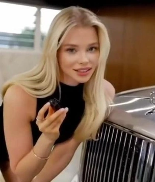Алла Брулетова, та самая блондинка из ролика про Bentley, отметила 24-летие (она еще и поет)