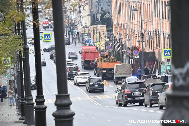 Обходить место демонтажа по такой дороге небезопасно | Источник: Елена Буйвол / VLADIVOSTOK1.RU
