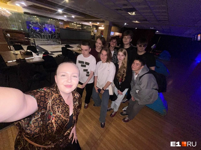 Одногруппники помогают Ивану сесть в автобус и найти нужную аудиторию. Они очень тепло отнеслись к парню | Источник: Елена Русинова