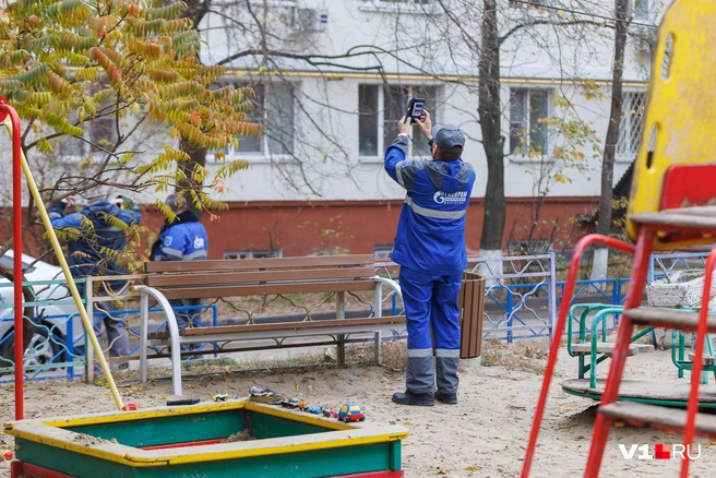 Сотрудники газовой службы еще раз проверили состояние общедомового и внутриквартирного оборудования | Источник: Алексей Волхонский / V1.RU