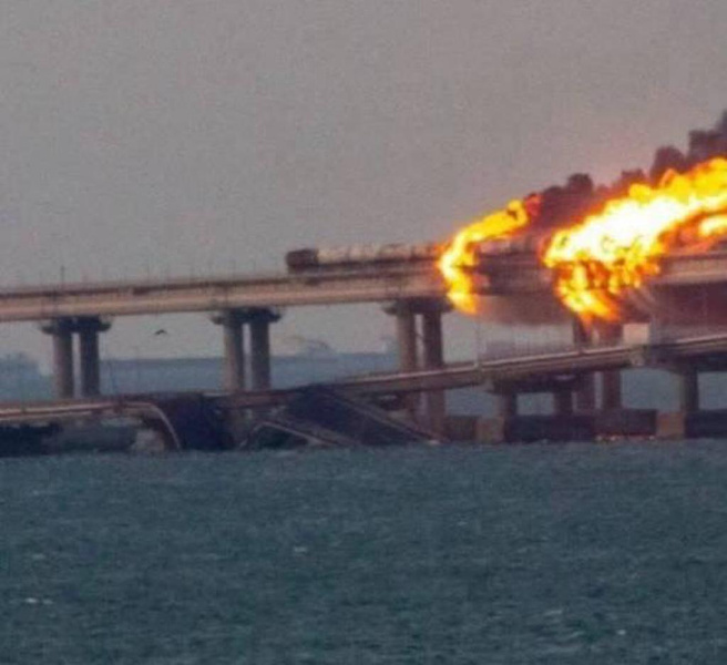В Керчи горит Крымский мост: пламя охватило переправу, один из пролетов рухнул в воду