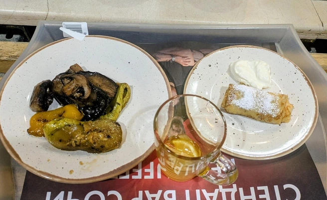 Вот здесь на подносе&nbsp;— 650 рублей: овощи без мяса, блинчик, чай. Столовая в центре Сочи. Не у моря! | Источник: Оксана Витязь 