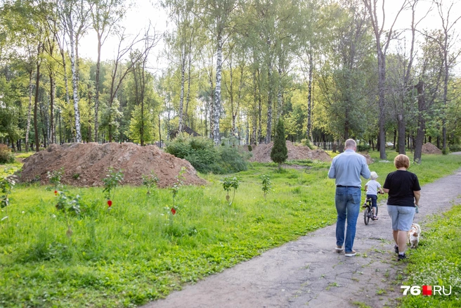 Пока что прогулки сопровождаются видами на кучи земли | Источник: Кирилл Поверинов / 76.RU