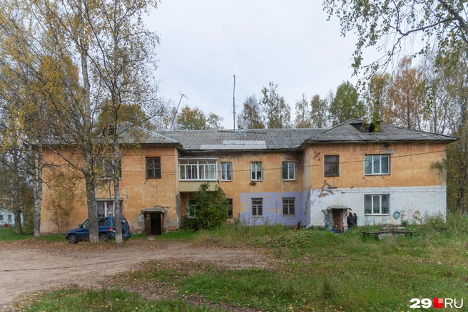 Аварийный дом на Катунина, 1, в нем продолжают жить люди | Источник: Иван Митюшёв / 29.RU 