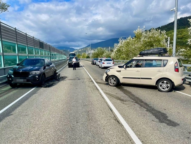 От удара BMW отбросило на металлический отбойник на правой стороне дороги | Источник: Пресс-служба УВД