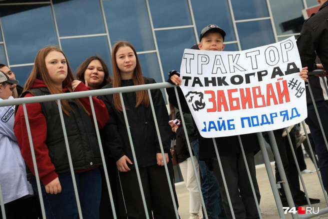 Причем собрались болельщики всех возрастов | Источник: Михаил Шилкин