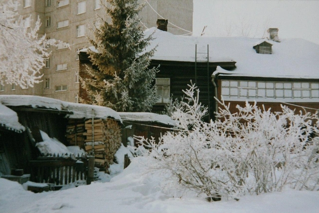 Такую картину в начале 1990-х можно было наблюдать на улице Ванцетти&nbsp;— в сердце нынешней Тюмени | Источник: Тюмень до нашей эры / Vk.com