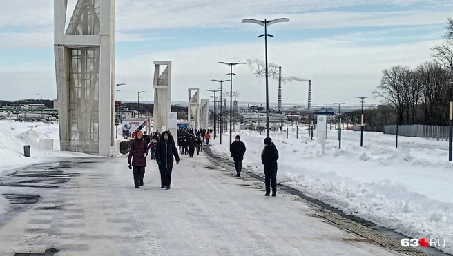 Болельщикам пришлось идти по скользкой дорожке | Источник: Илья Овсянников / 63.RU 